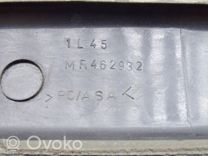 Mitsubishi Pajero Takaoven lista (muoto) MR462932