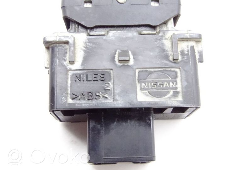 Nissan Navara D40 Interruptor de luz antiniebla NISSAN_NAVARA_D40_PRZEŁĄC