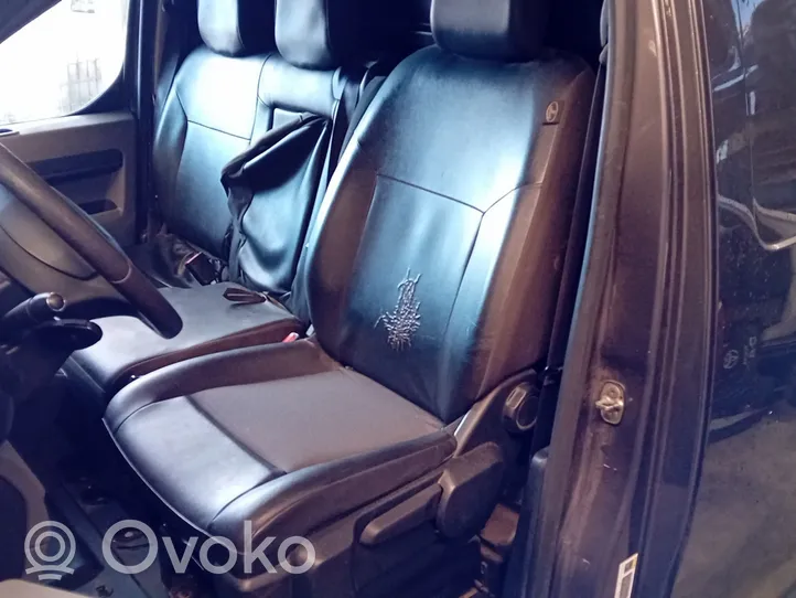 Peugeot Expert Sitze und Türverkleidungen komplett 