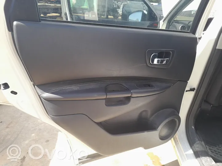 Nissan Qashqai+2 Boczki / Poszycie drzwi tylnych 