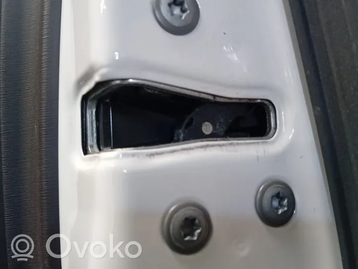 Toyota iQ Coupe-mallin oven lukko (kahvan vieressä) 