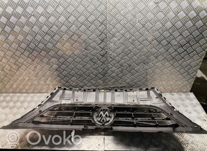 Volkswagen PASSAT CC Grotelės viršutinės 