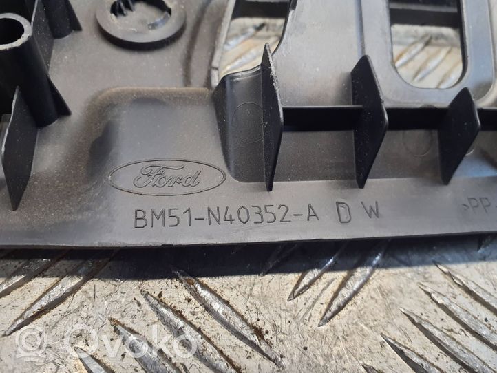 Ford Focus Bagažinės slenksčio apdaila BM51N40352A