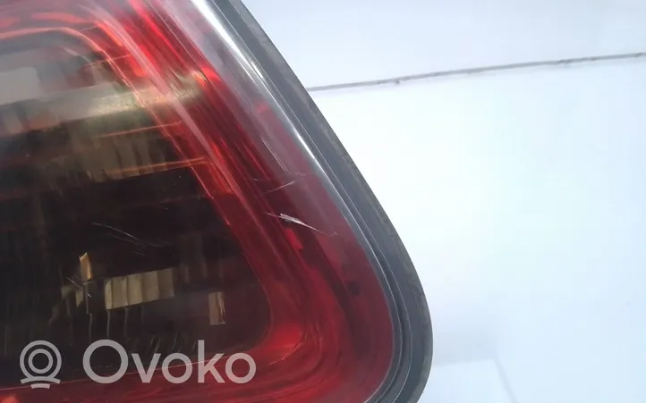 Toyota Avensis T270 Lampy tylnej klapy bagażnika 08052