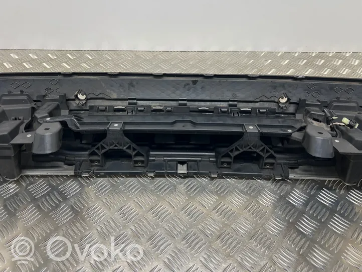 Mercedes-Benz C W205 Apakšējā bampera daļa A2058856238