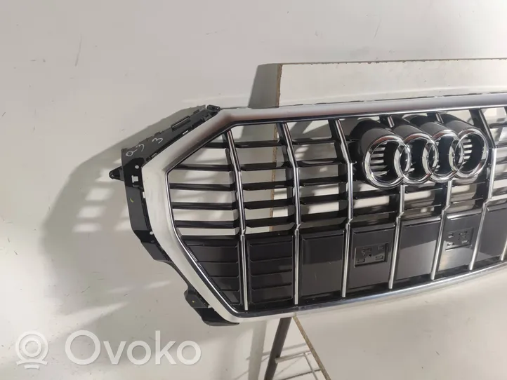 Audi Q3 F3 Etupuskurin ylempi jäähdytinsäleikkö 83A853651E