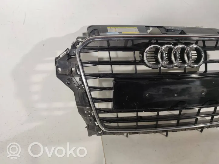 Audi A3 S3 8V Etupuskurin ylempi jäähdytinsäleikkö 8V3853651