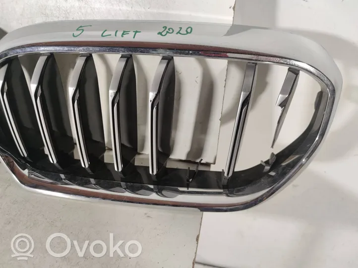 BMW 5 G30 G31 Grotelės viršutinės 9464219