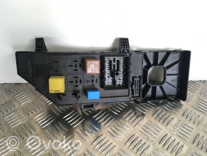 Opel Vectra C Module de fusibles 13181983