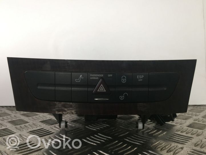 Mercedes-Benz E W211 Unité de commande console centrale A2116800552