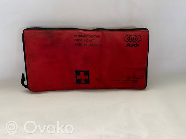 Audi A4 S4 B8 8K Kit di pronto soccorso 8K0860282