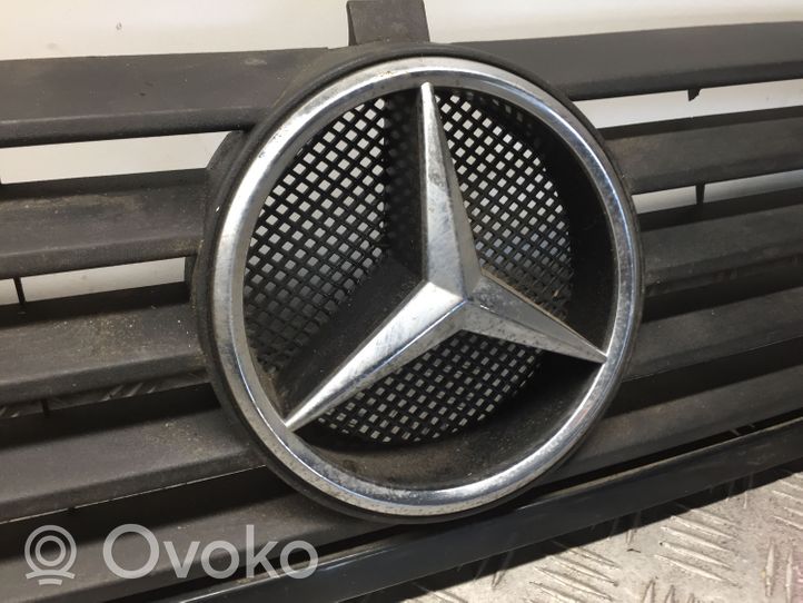 Mercedes-Benz Vito Viano W638 Griglia superiore del radiatore paraurti anteriore A6388880415