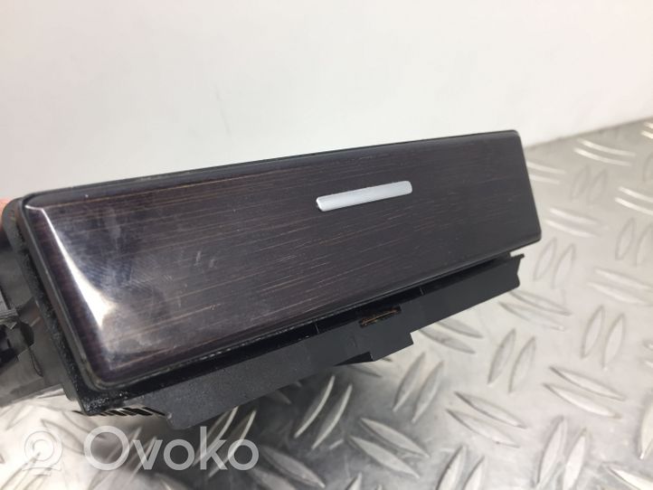 BMW 5 E60 E61 Peleninė panelėje 6976376