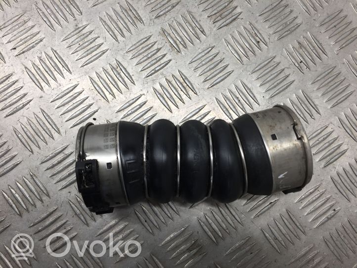 BMW 5 F10 F11 Tube d'admission de tuyau de refroidisseur intermédiaire 8513451