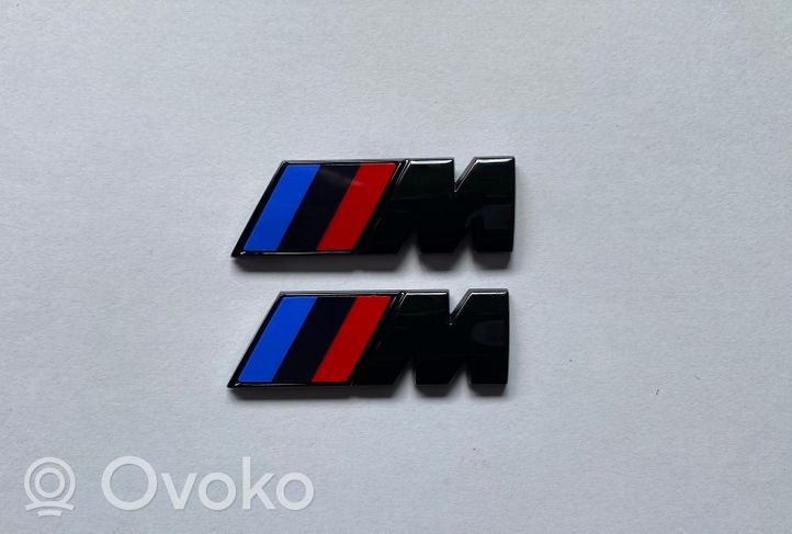 BMW 8 G15 Litery / Emblematy na błotnik przedni 