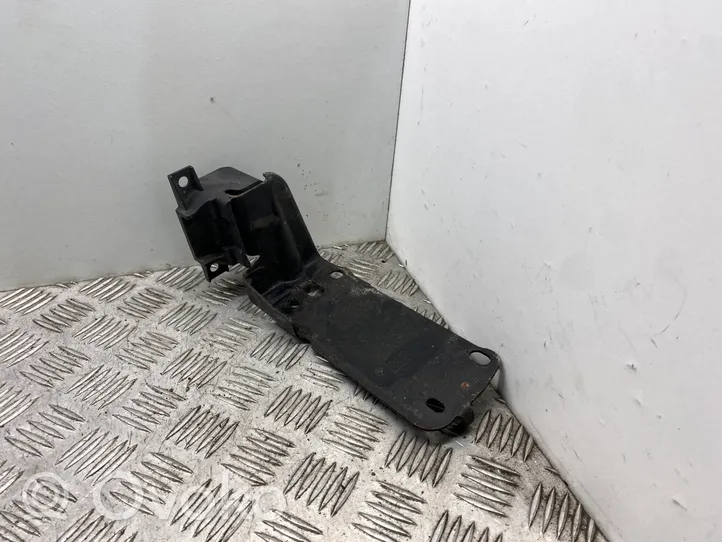 BMW 3 E90 E91 Radiator mount bracket 7117812