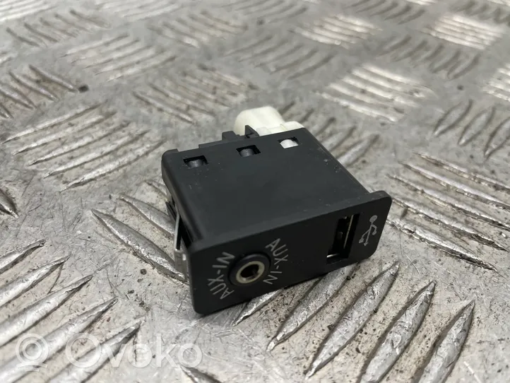 BMW 5 F10 F11 AUX in-socket connector 9237653