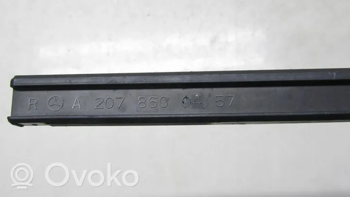 Mercedes-Benz E C207 W207 Sicherheitsgurt-Einstellschiene 
