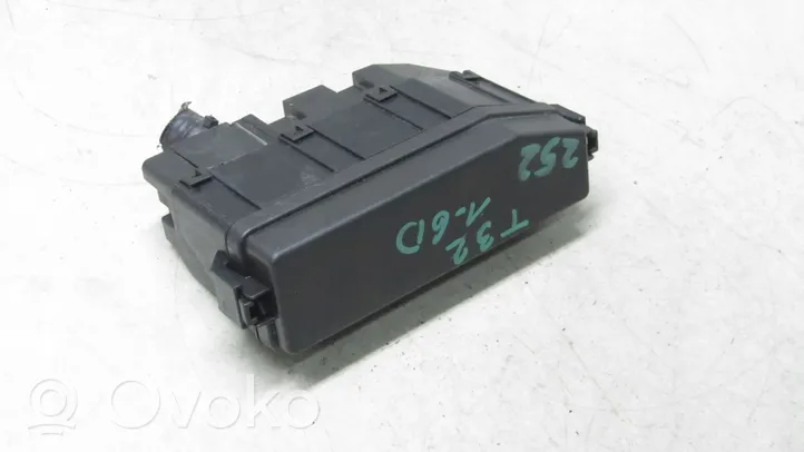 Nissan X-Trail T32 Relay mounting block 