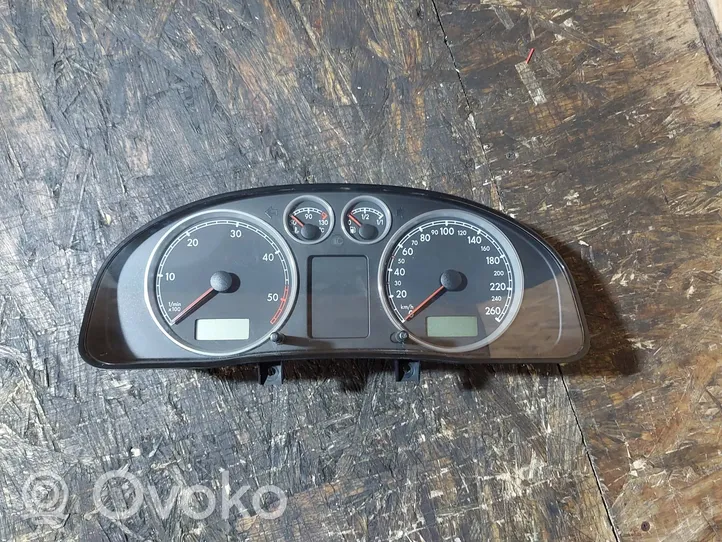 Volkswagen PASSAT B5.5 Speedometer (instrument cluster) 3B0920807A