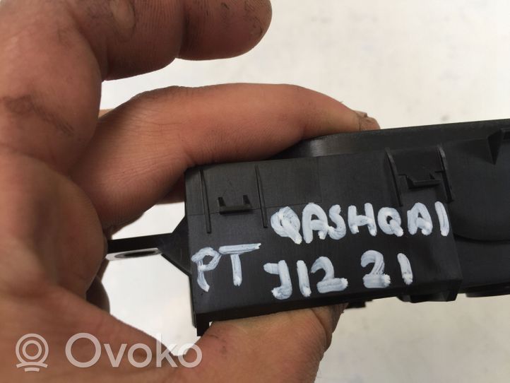 Nissan Qashqai J12 Klamka wewnętrzna drzwi tylnych 806706UA0A