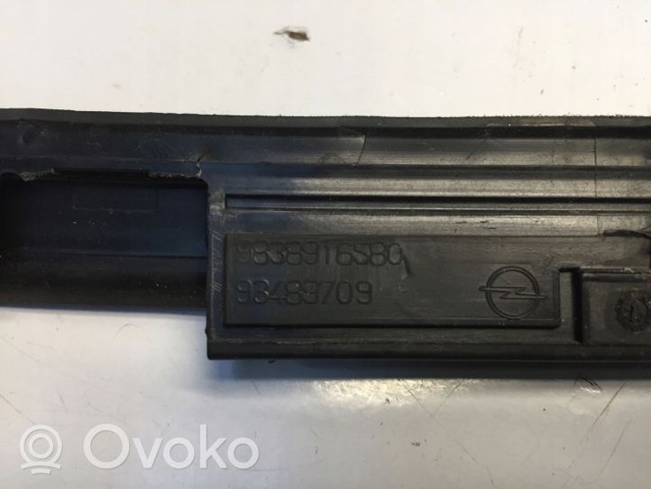 Opel Corsa F Listwa / Uszczelka szyby drzwi tylnych 9838916580