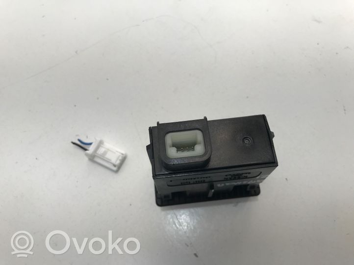 Nissan Qashqai J12 Connettore plug in USB 253316UA0A