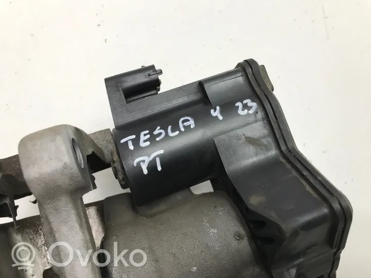 Tesla Model Y Takajarrusatula 104462600B