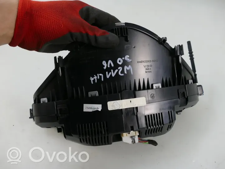 Mercedes-Benz E AMG W211 Speedometer (instrument cluster) A2115406548