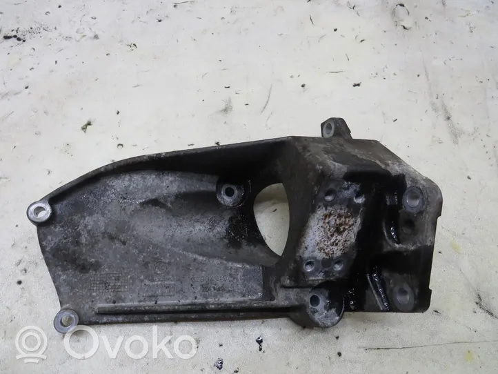 Volvo V40 Supporto di montaggio scatola del cambio 31370633