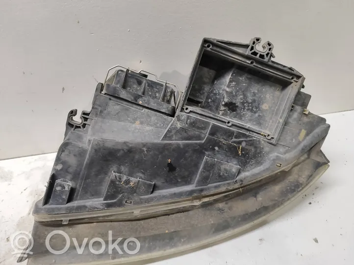 Audi A4 S4 B6 8E 8H Lampa przednia 8E0941004F