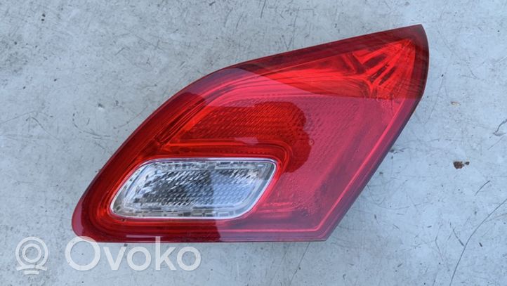 Opel Astra J Lampy tylnej klapy bagażnika 13358076