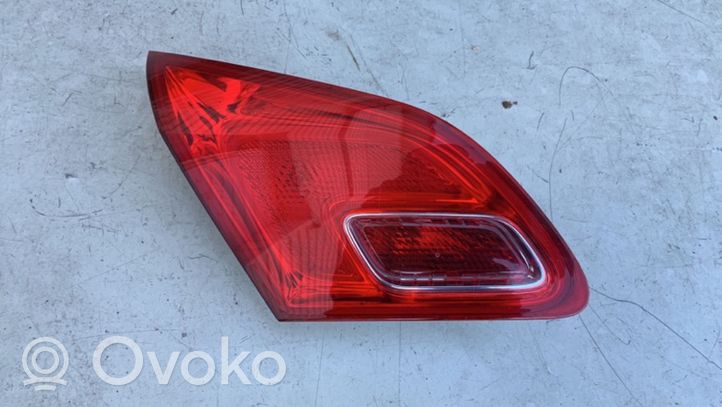 Opel Astra J Lampy tylnej klapy bagażnika 13358075