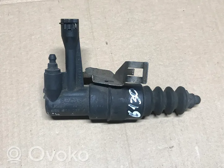 Audi A4 S4 B7 8E 8H Clutch slave cylinder 8E0721257