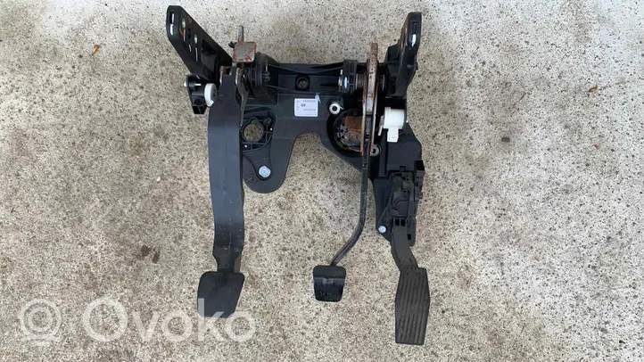 Opel Astra J Pedal assembly 13354331