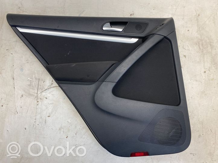 Volkswagen Tiguan Rivestimento del pannello della portiera posteriore 5N0867211