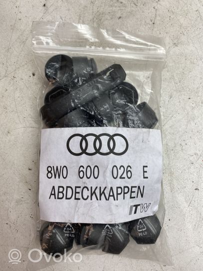 Audi Q2 - Vanteiden varkaudenestomutterit ja avainhylsy 8W0600026E