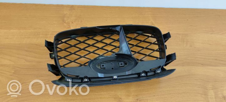 Subaru Impreza II Maskownica / Grill / Atrapa górna chłodnicy 