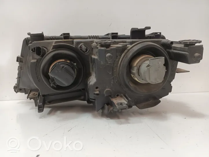 Volkswagen PASSAT B5 Lampa przednia 0301890202