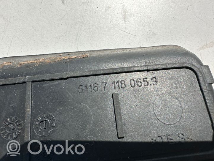 BMW 1 E81 E87 Kosnsolės stalčiuko/lentinėlės paklotėlis 7118065