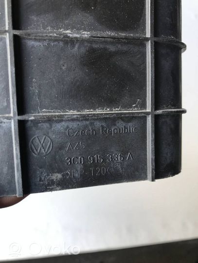 Volkswagen PASSAT B7 Tapa/cubierta para la caja de la batería 3C0915336A