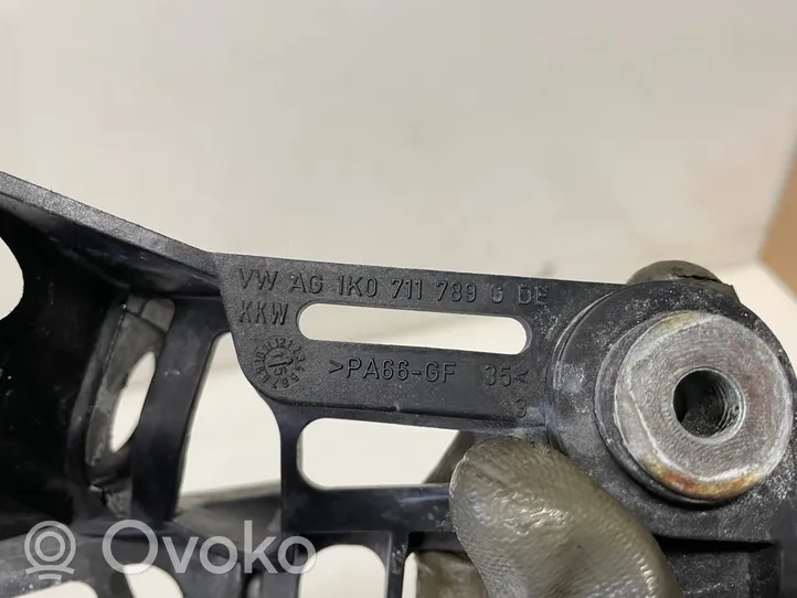 Skoda Octavia Mk3 (5E) Mocowanie / Wspornik linki zmiany biegów 1K0711789