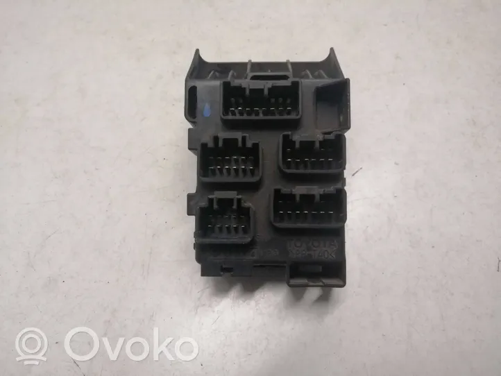 Toyota Corolla Verso E121 Drošinātāju bloks 8273405030