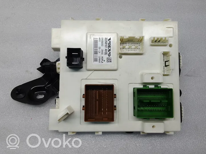 Volvo XC40 Sterownik / Moduł ECU 32268107