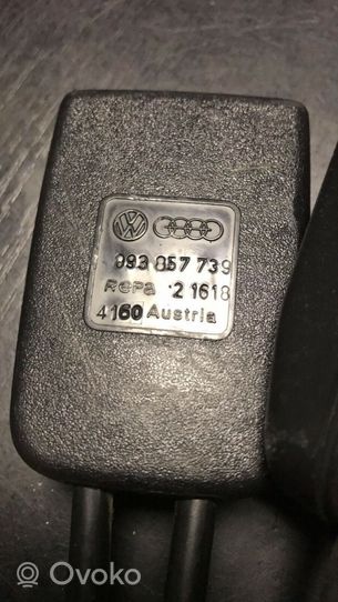 Audi 80 90 B3 Klamra środkowego pasa bezpieczeństwa fotela tylnego 893857739