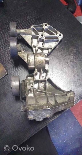 Mercedes-Benz Vaneo W414 Generator/alternator bracket 6882020540