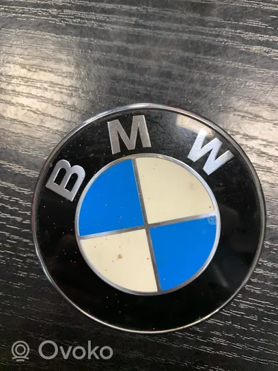 BMW 5 E39 Mostrina con logo/emblema della casa automobilistica 8203864