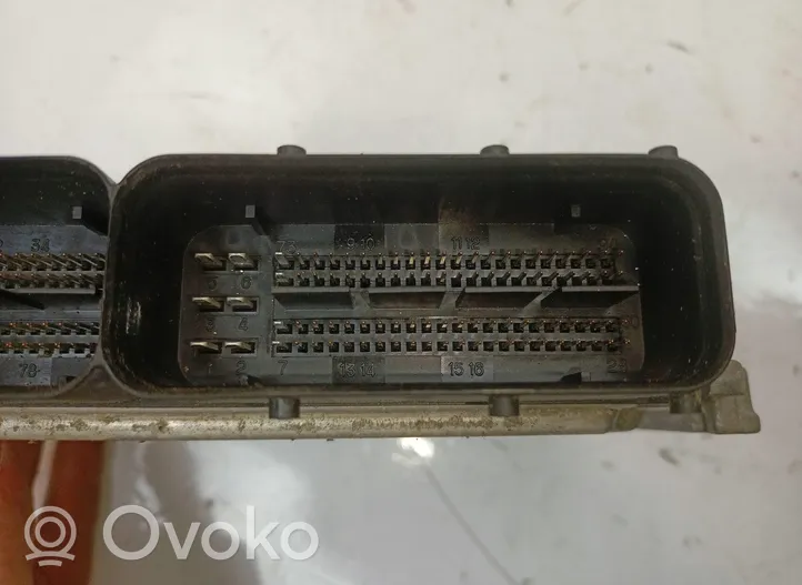 KIA Carens II Komputer / Sterownik ECU silnika 0281013072