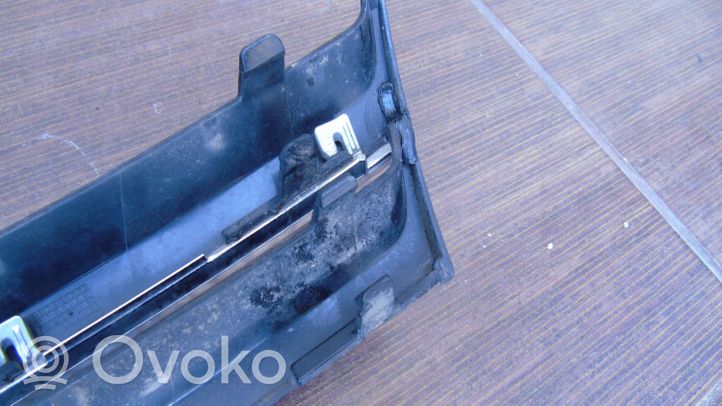 Volkswagen Golf VI Griglia superiore del radiatore paraurti anteriore 5K0853651