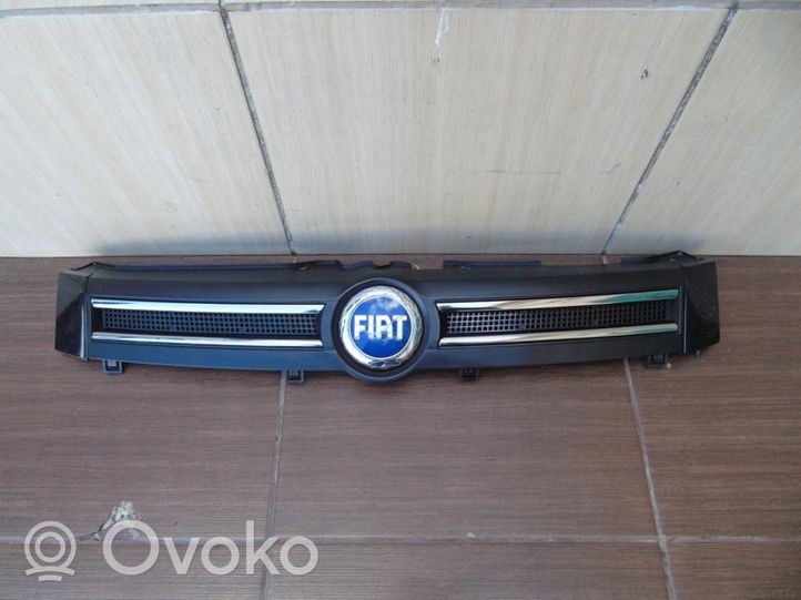 Fiat Panda II Maskownica / Grill / Atrapa górna chłodnicy 